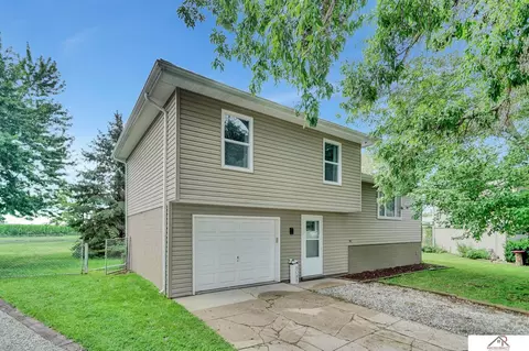 104 N 28th St, Beatrice, NE 68310 photo 2