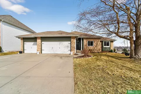 18606 Edna St, Omaha, NE 68136