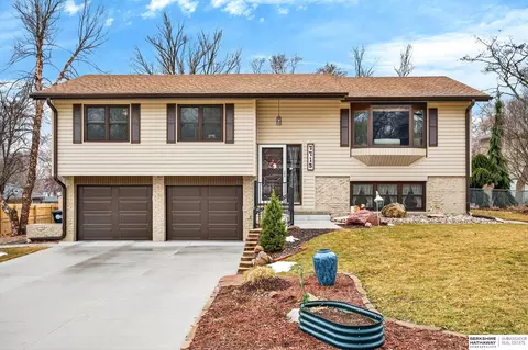 7715 Manderson Cir, Omaha, NE 68134