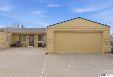 7904 Park Dr, Ralston, NE 68127
