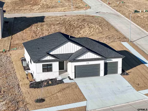21706 Parkview Dr, Gretna, NE 68028