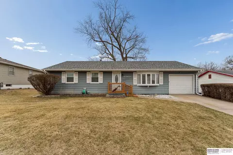 1227 Sunset Dr, Bellevue, NE 68005
