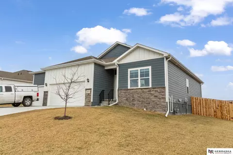 6422 Harvest Dr, Papillion, NE 68133