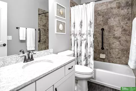Bath - 12926 Eagle Cir, Omaha, NE 68142 photo 2 of 4
