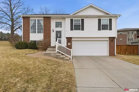 8330 Olivia Dr, Lincoln, NE 68512