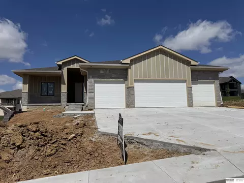 11002 S 101st St, Papillion, NE 68046