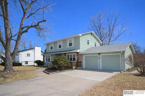 1113 Hackney Dr, Papillion, NE 68046
