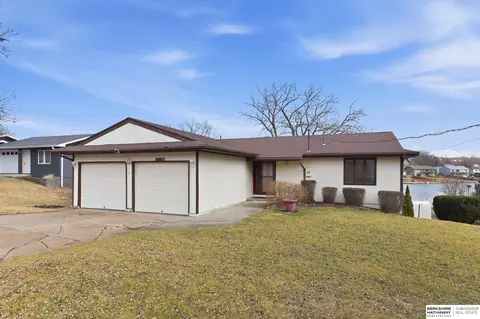 11128 W Lakeshore Dr, Blair, NE 68008