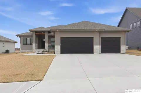 7864 Von St, Papillion, NE 68046