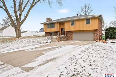 126 S Vermont St, Bennington, NE 68007