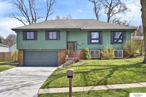 611 S 153rd Cir, Omaha, NE 68154