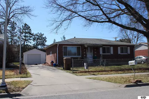 7721 Cherrywood Dr, Lincoln, NE 68510