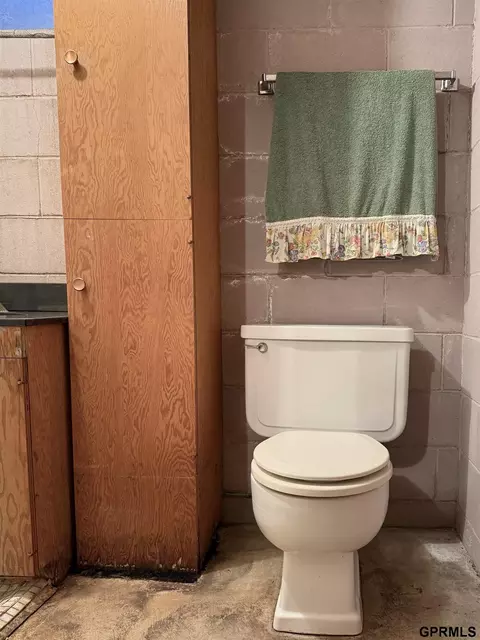 Bath - 1140 E St, Geneva, NE 68361 photo 3 of 3