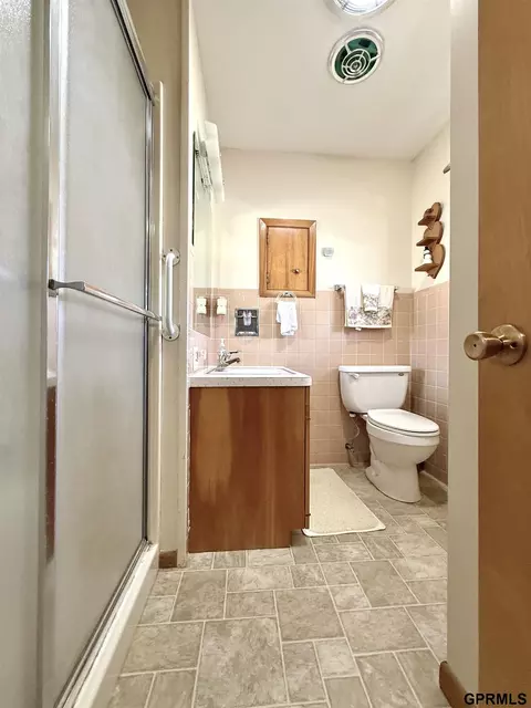 Bath - 1140 E St, Geneva, NE 68361 photo 2 of 3