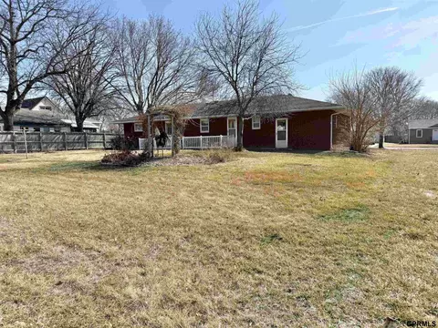 Exterior - 1140 E St, Geneva, NE 68361 photo 6 of 6