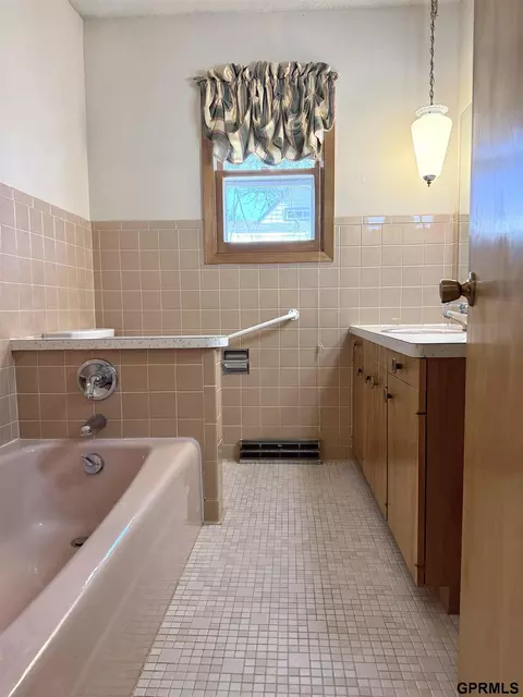 Bath - 1140 E St, Geneva, NE 68361 photo 1 of 3