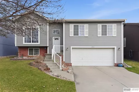 17172 Ruggles St, Omaha, NE 68116