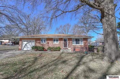 841 Aspen Ln, Lincoln, NE 68510