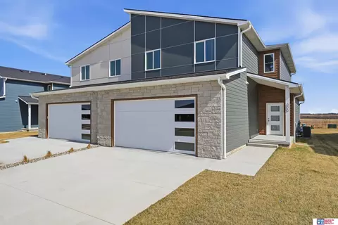300 N 105th St, Lincoln, NE 68527
