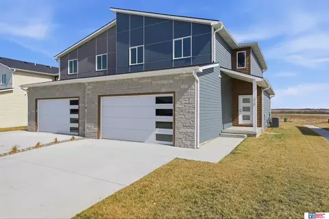 310 N 105th St, Lincoln, NE 68527