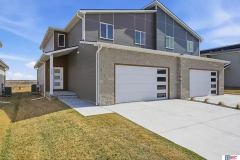 314 N 105th St, Lincoln, NE 68527
