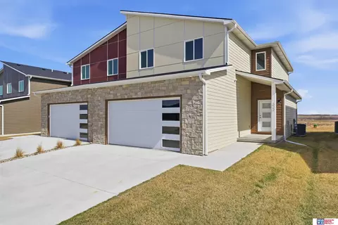 322 N 105th St, Lincoln, NE 68527
