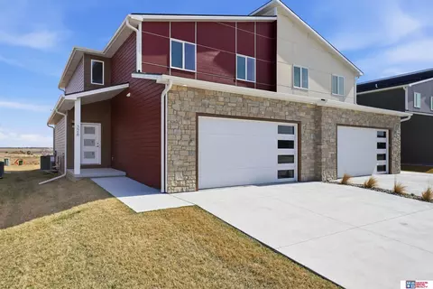 326 N 105th St, Lincoln, NE 68527