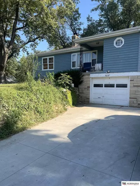 7027 Irvington Rd, Omaha, NE 68122