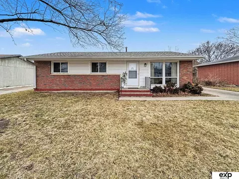7730 Cherrywood Dr, Lincoln, NE 68510