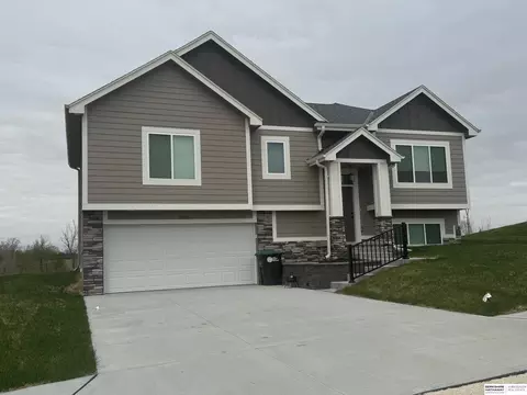 4009 N 215th St, Elkhorn, NE 68022