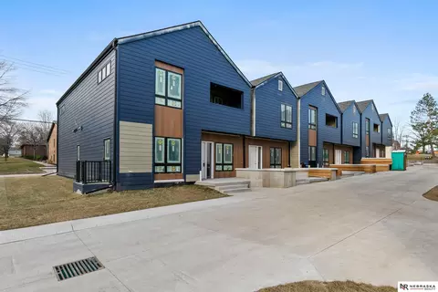 4230 S 46th St #3, Lincoln, NE 68506