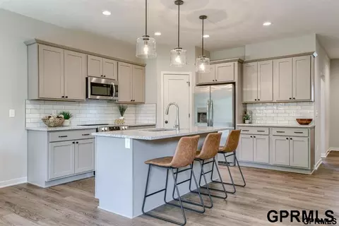 9467 Linwood Pl, Lincoln, NE 68505