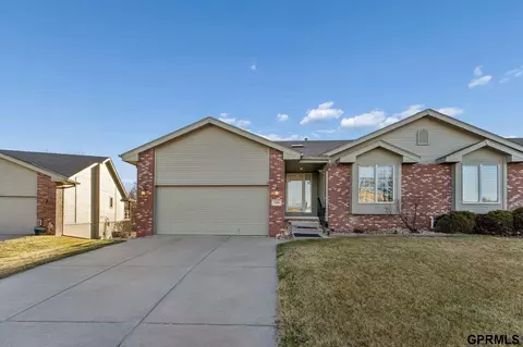 7206 S 157th St, Omaha, NE 68136