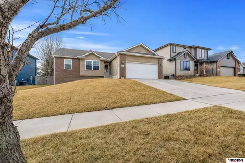 8931 Berg Dr, Lincoln, NE 68505