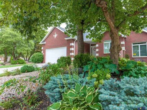 6528 Lone Tree Dr, Lincoln, NE 68512