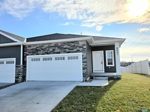 8501 Regent Ct, Lincoln, NE 68507
