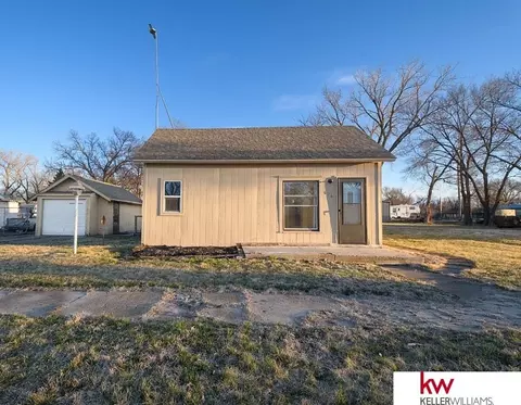 604 3rd St, Edgar, NE 68935