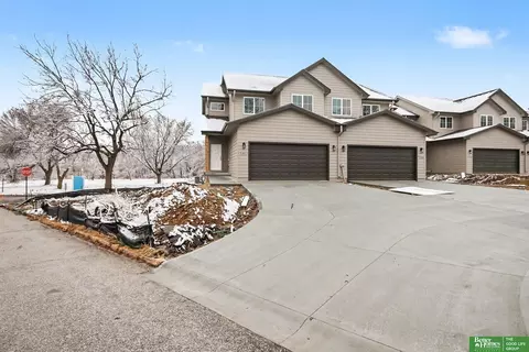 7102 N 79th Ct, Omaha, NE 68122