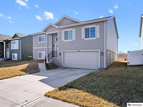 10901 Craig St, Omaha, NE 68142