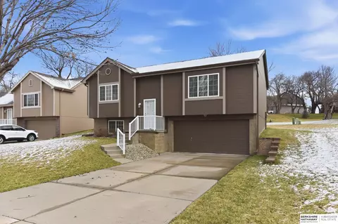 1114 Woodview Cir, Papillion, NE 68046