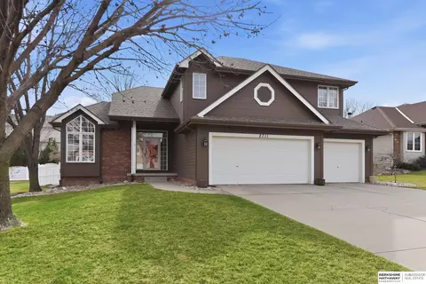 2711 Leigh Ln, Papillion, NE 68133