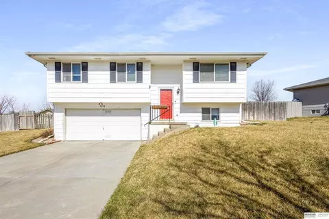 5270 W Thatcher Ln, Lincoln, NE 68528