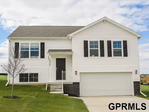 18621 Ogden St, Elkhorn, NE 68022