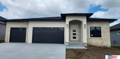 427 Deep Water Dr, Lincoln, NE 68527