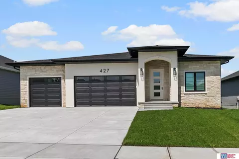 427 Deep Water Dr, Lincoln, NE 68527