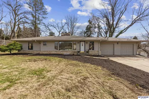 10319 Woodridge Ln, Omaha, NE 68124