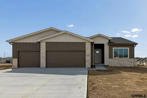 5714 Kestrel Pkwy, Elkhorn, NE 68022