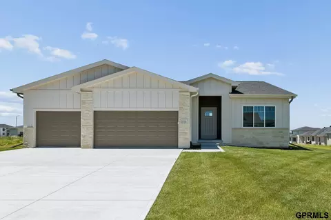 5714 Kestrel Pkwy, Elkhorn, NE 68022