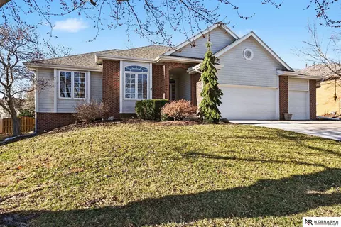 919 Rawhide Rd, Papillion, NE 68046