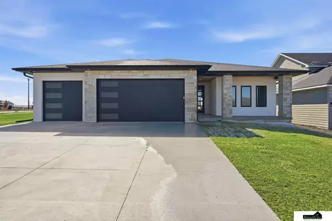 8521 Butterfly Ct, Lincoln, NE 68526